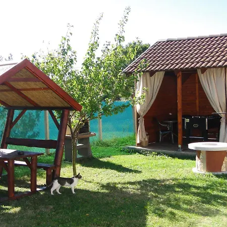 Vadrozsa Vendeghaz-apartman *